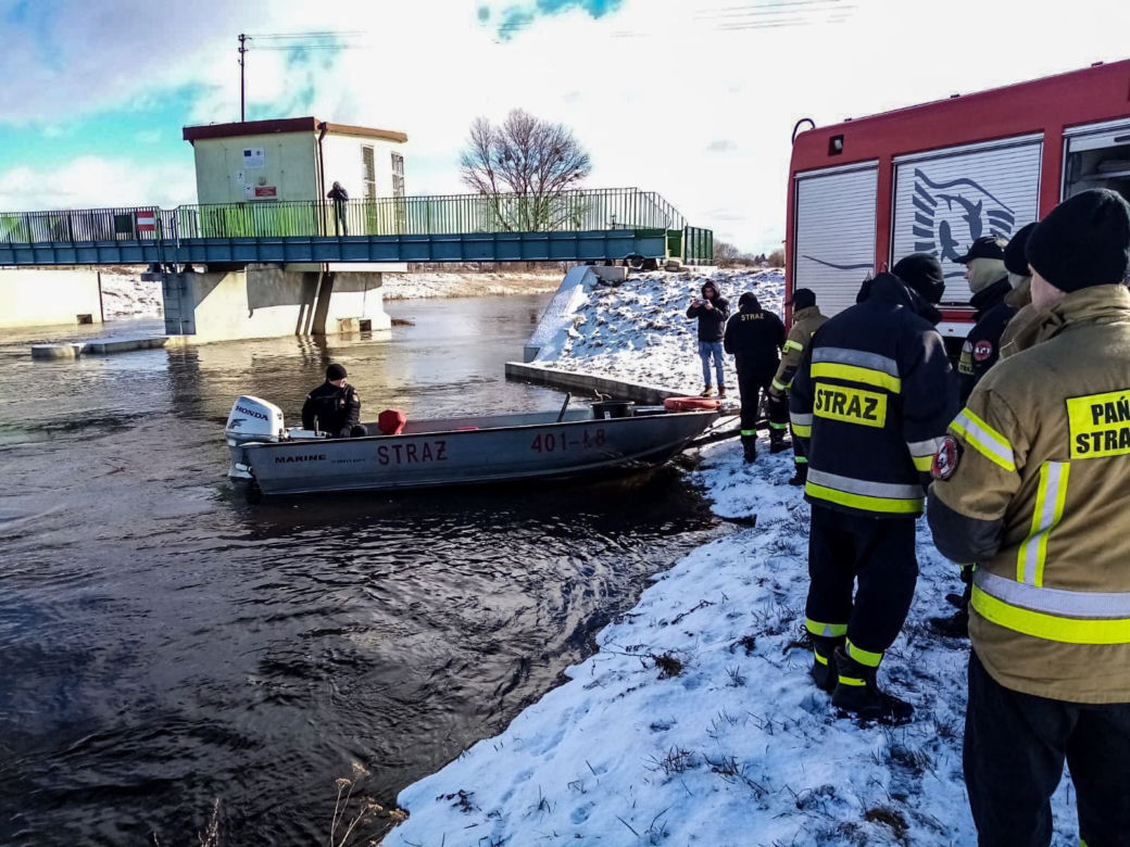 Tykocin. 35-latek wjechał do rzeki. Nie wiadomo czy jechał sam