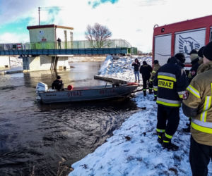 Tykocin. 35-latek wjechał do rzeki. Nie wiadomo czy jechał sam