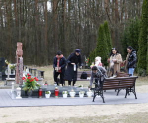 Ewa Krawczyk na grobie męża w rocznicę jego śmierci