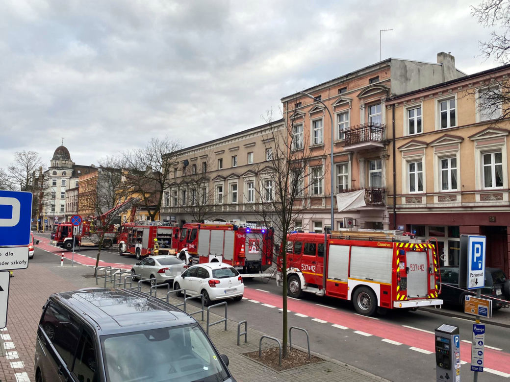 Pożar odciął im drogę ucieczki. Bohaterscy strażacy wynieśli na rękach trzymiesięczne niemowlę