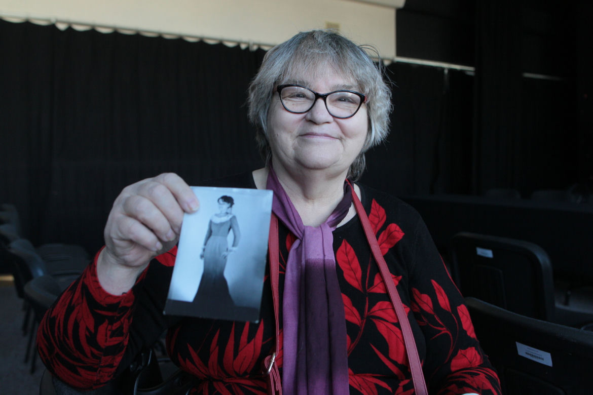 Tysiące zdjęć w piwnicy MDK przy Łazienkowskiej. Warszawiacy rozpoznają się na fotografiach z lat 60. i 70. 