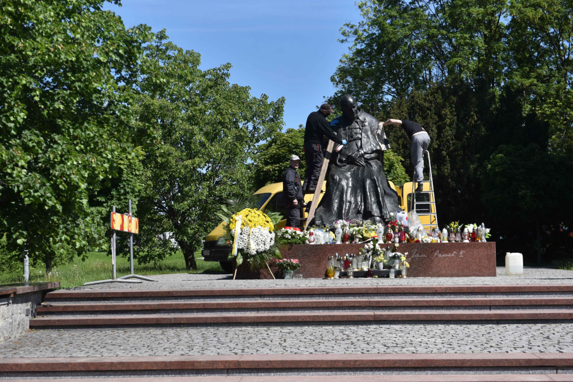 W Toruniu wandale zdewastowali pomnik Jana Pawła II