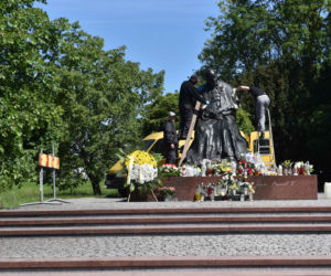 W Toruniu wandale zdewastowali pomnik Jana Pawła II