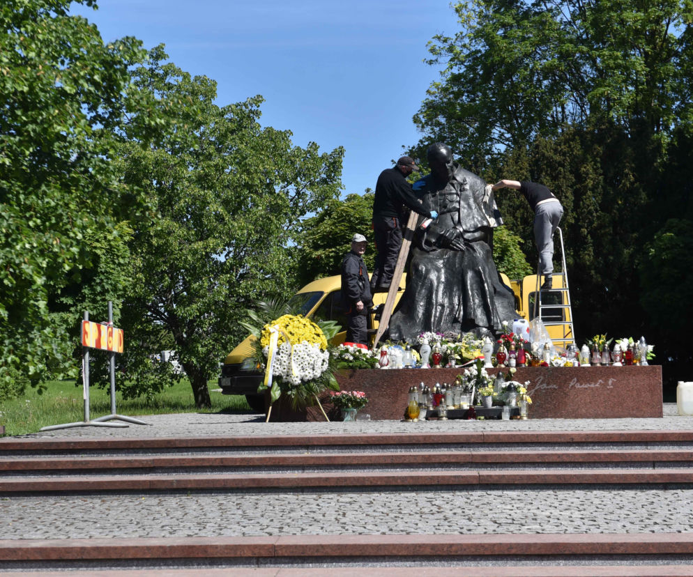 W Toruniu wandale zdewastowali pomnik Jana Pawła II
