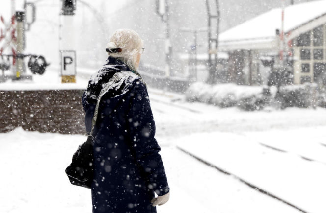 Holandia/ Setki odwołanych lotów, chaos na kolei i rekordowe korki z powodu ataku zimy