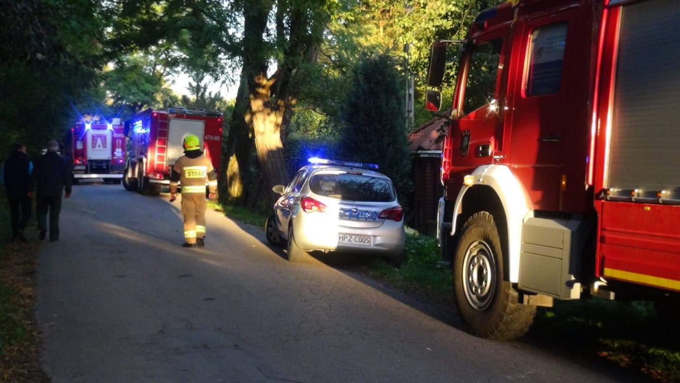 Potężny pożar w Trzcianach pod Legionowem. Całe poddasze w ogniu. Na miejsce przyjechało 9 zastępów straży pożarnej