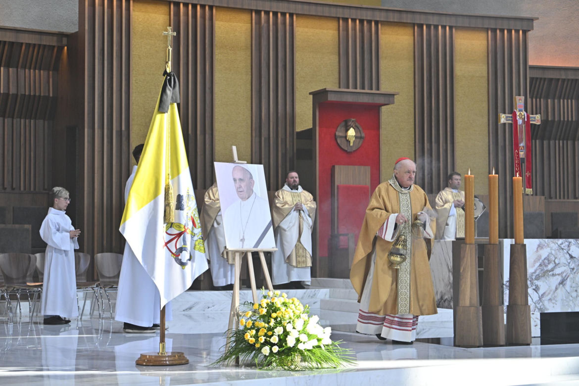 Warszawa żegna papieża Franciszka. Poruszające wpisy w Archikatedrze 