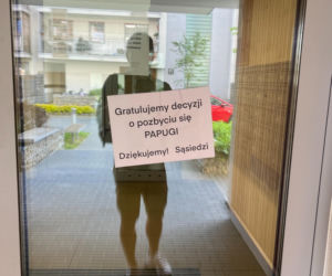 Ktoś zastrzelił papugę na osiedlu Żabiniec w Krakowie