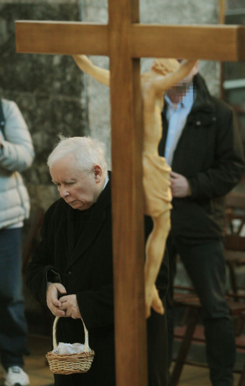 Jarosław Kaczyński ze skromnym koszyczkiem 