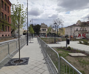 Nowe oblicze placu Wolności. Kwiaciarnie już zamontowane, koniec prac coraz bliżej