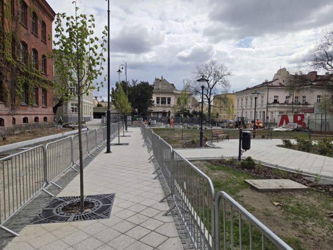 Nowe oblicze placu Wolności. Kwiaciarnie już zamontowane, koniec prac coraz bliżej