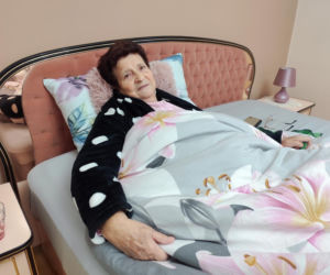 Dramat pod Krakowem. Seniorka czołgała się po jezdni, minęło ją kilkanaście samochodów