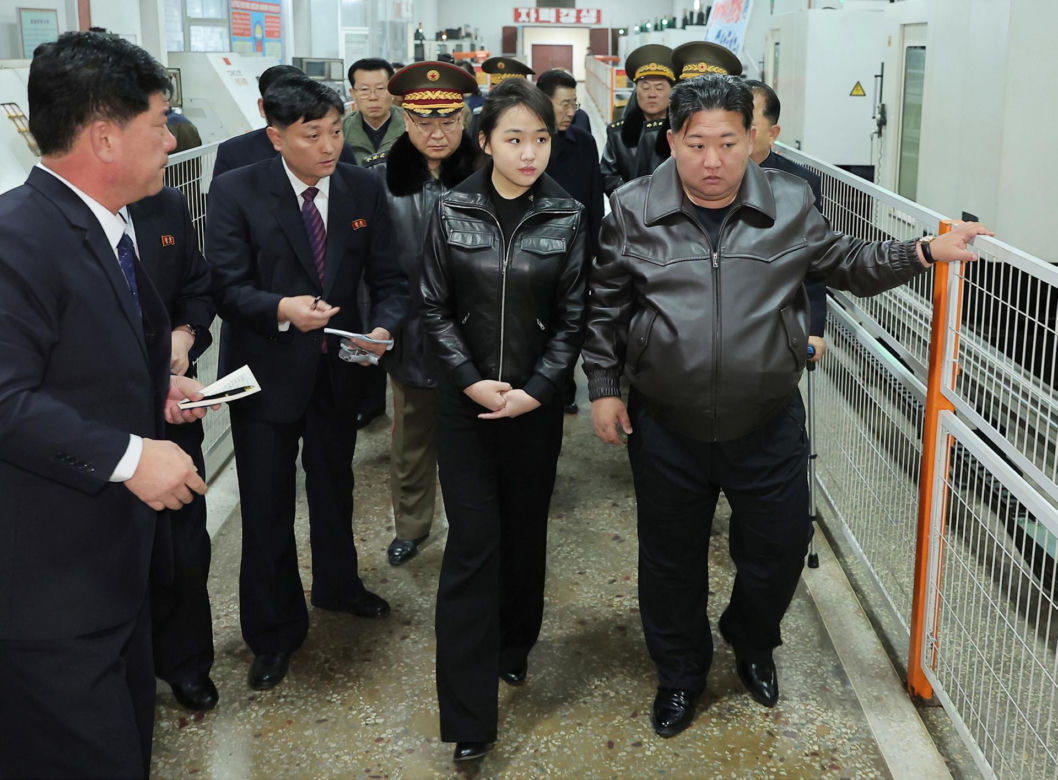 Korea Płn./ Przywódca Kim Dzong Un z 13-letnią córką testowali nowe pistolety