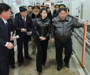 Korea Płn./ Przywódca Kim Dzong Un z 13-letnią córką testowali nowe pistolety