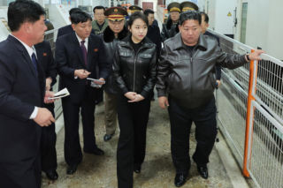 Korea Płn./ Przywódca Kim Dzong Un z 13-letnią córką testowali nowe pistolety