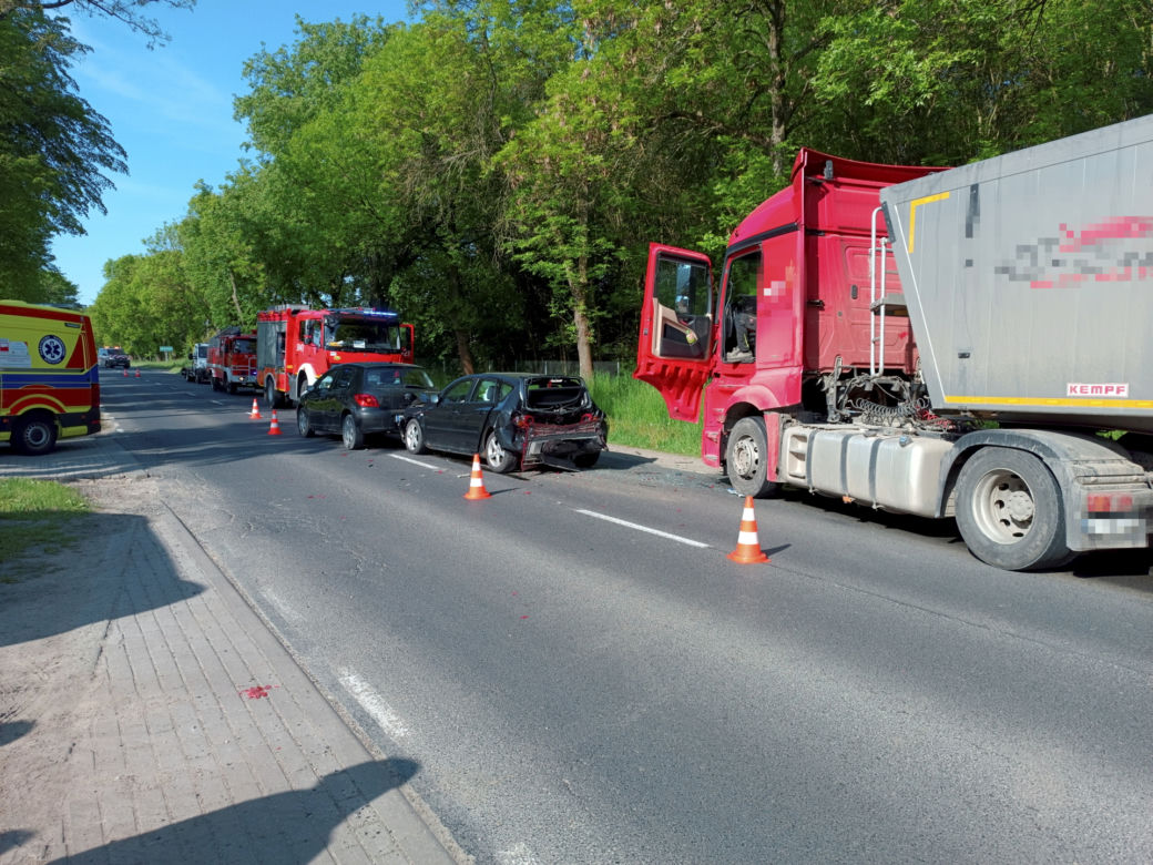 Tir staranował małą mazdę