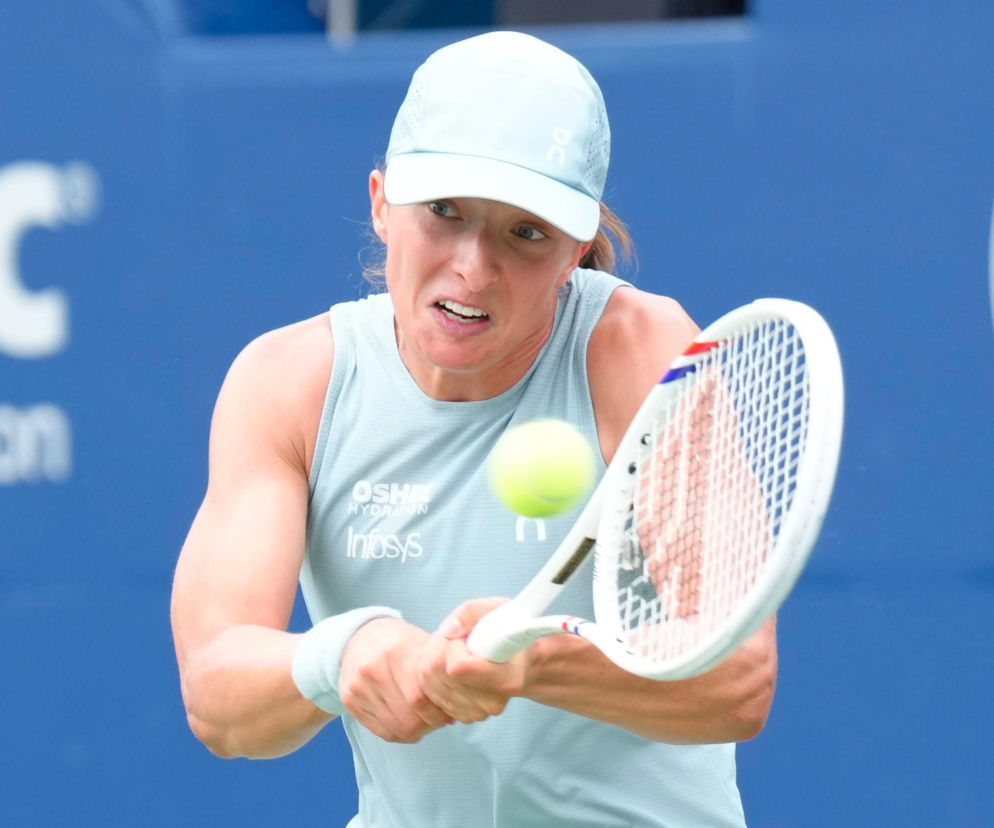 Iga Świątek w czapce i sportowym stroju uderza rakietą w piłkę. O jej finale w Toronto przeczytasz na SE Supersport.