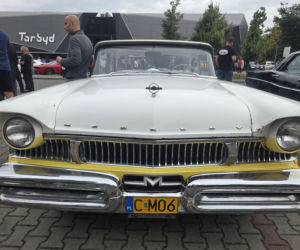 Motoryzacyjne legendy pod Torbydem. „Bydgoskie Klasyki Nocą” znów przyciągnęły tłumy