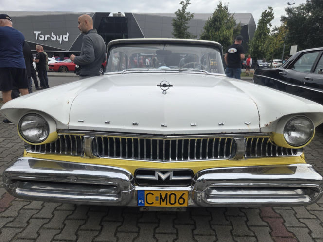 Motoryzacyjne legendy pod Torbydem. „Bydgoskie Klasyki Nocą” znów przyciągnęły tłumy