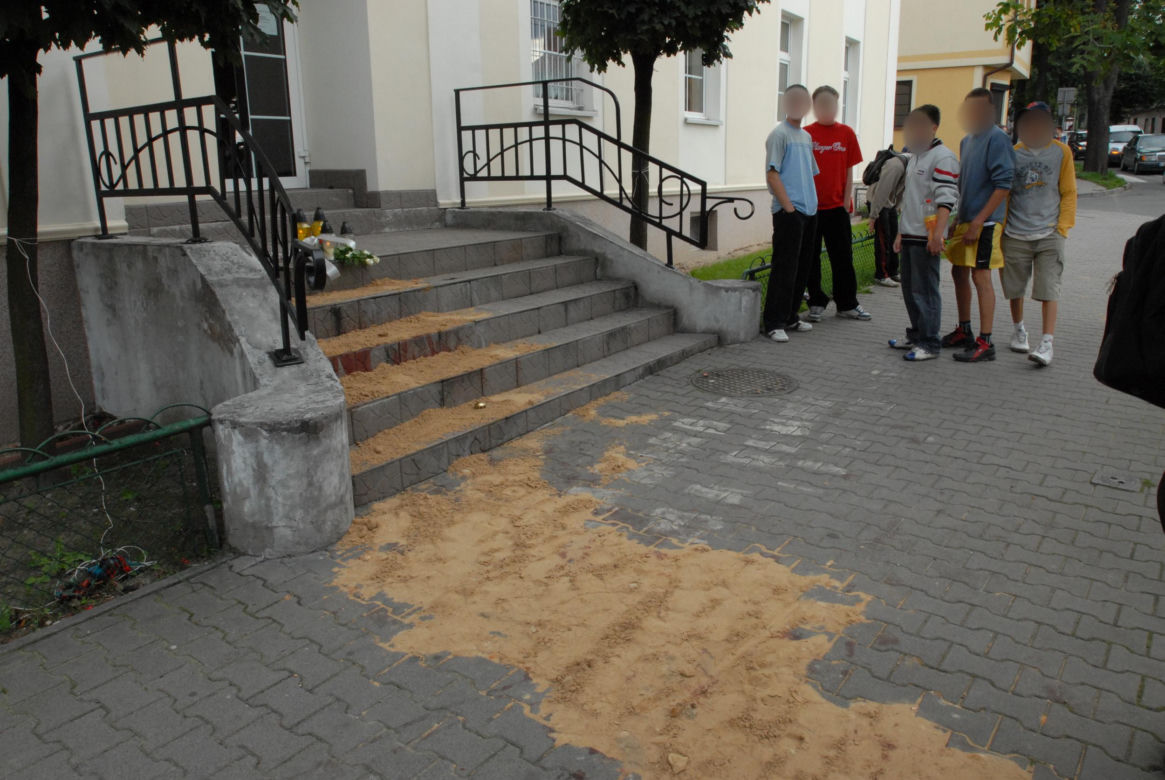 Jedną ręką podawał kwiaty, drugą zadźgał ukochaną. Daria zginęła na schodach szkoły