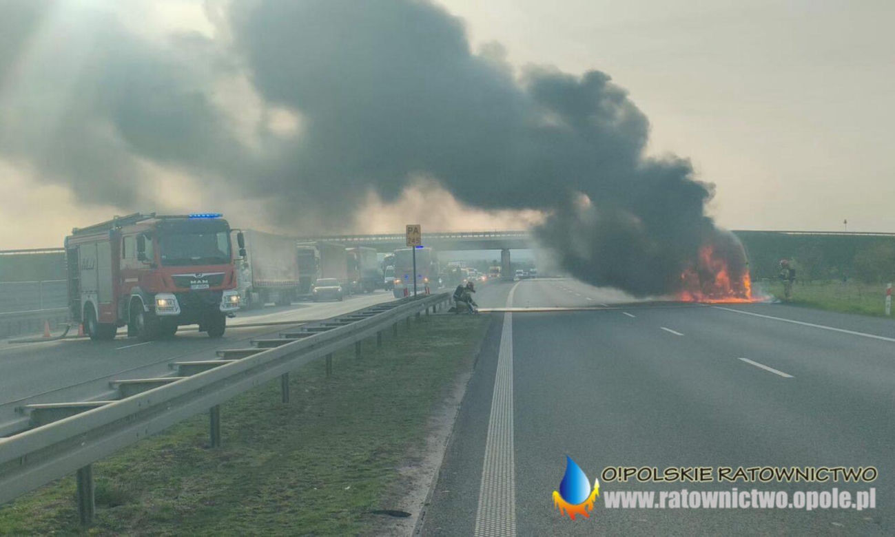 Autostrada A4 zablokowana. Pali się bus
