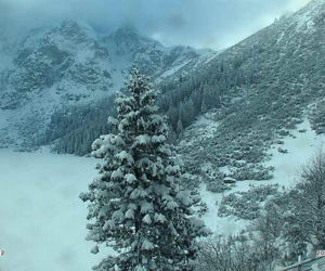 Bardzo trudne warunki w Tatrach. Zasypane szlaki, w Dolinie Pięciu Stawów leży ponad metr śniegu
