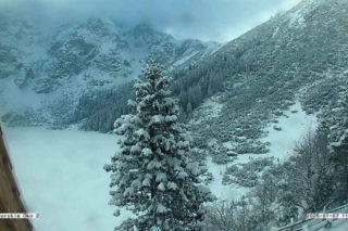 Bardzo trudne warunki w Tatrach. Zasypane szlaki, w Dolinie Pięciu Stawów leży ponad metr śniegu