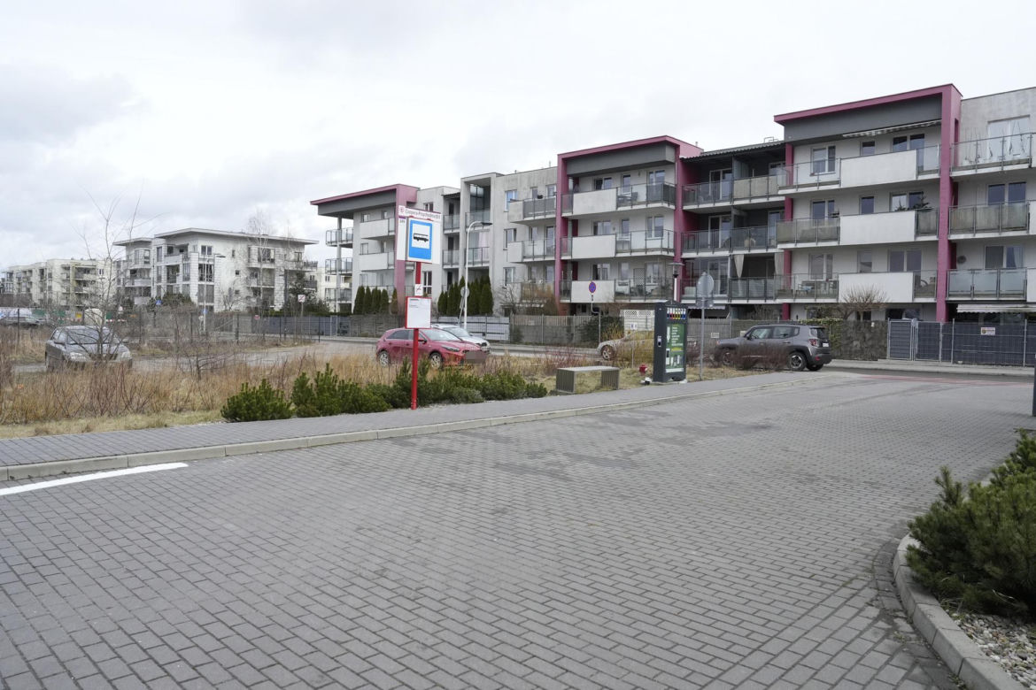 Autobus już może zakręcić. Koniec groteski przed przychodnią na Bemowie