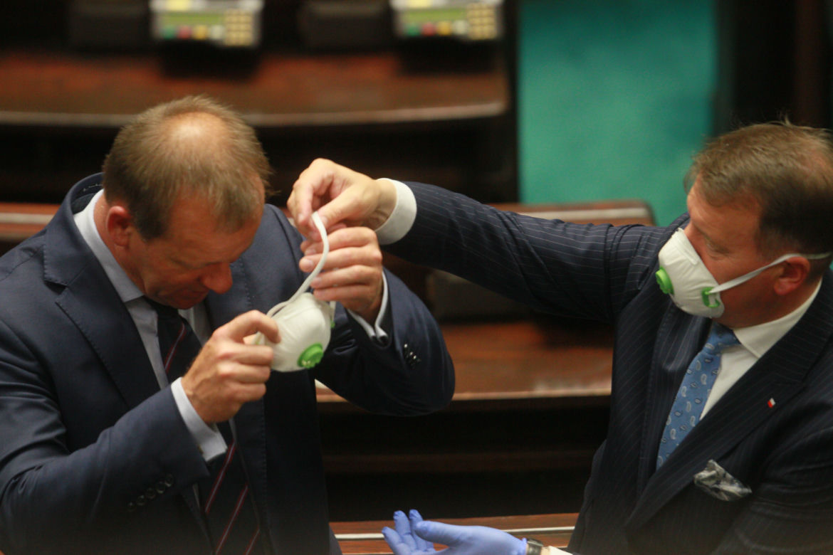 Posłowie mają problemy z maseczkami