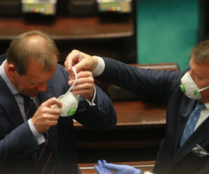 Posłowie mają problemy z maseczkami