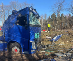 DK94 w Ładnej zablokowana: Śmiertelny wypadek, zderzenie TIR-a z busem