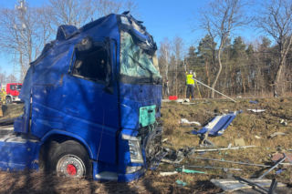 DK94 w Ładnej zablokowana: Śmiertelny wypadek, zderzenie TIR-a z busem