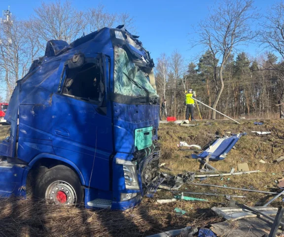 Tragiczny wypadek na DK94 pod Tarnowem. Nie żyje kierowca, droga zablokowana