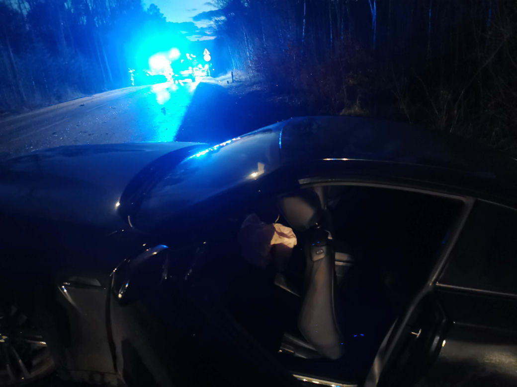 Pilne! Na drodze Starachowice-Lubienia zderzyły się dwa samochody osobowe. Są poszkodowani w tym nastolatka