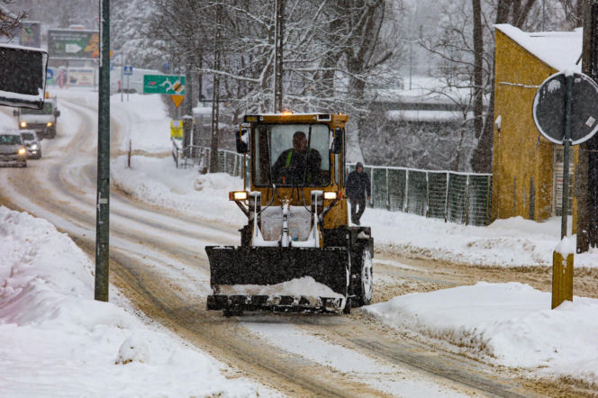 Ostróda w centrum śnieżycy. Burmistrz nocą ratował ludzi. Kierowcy nocowali w urzędzie
