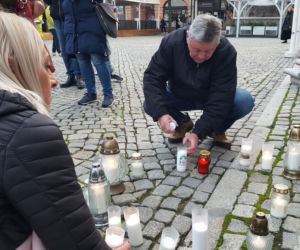 Znicze, minuta ciszy. #AniJednejWięcej w Lesznie