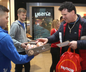 Tłusty Czwartek. Piłkarze Stomilu Olsztyn rozdawali pączki w Galerii Warmińskiej