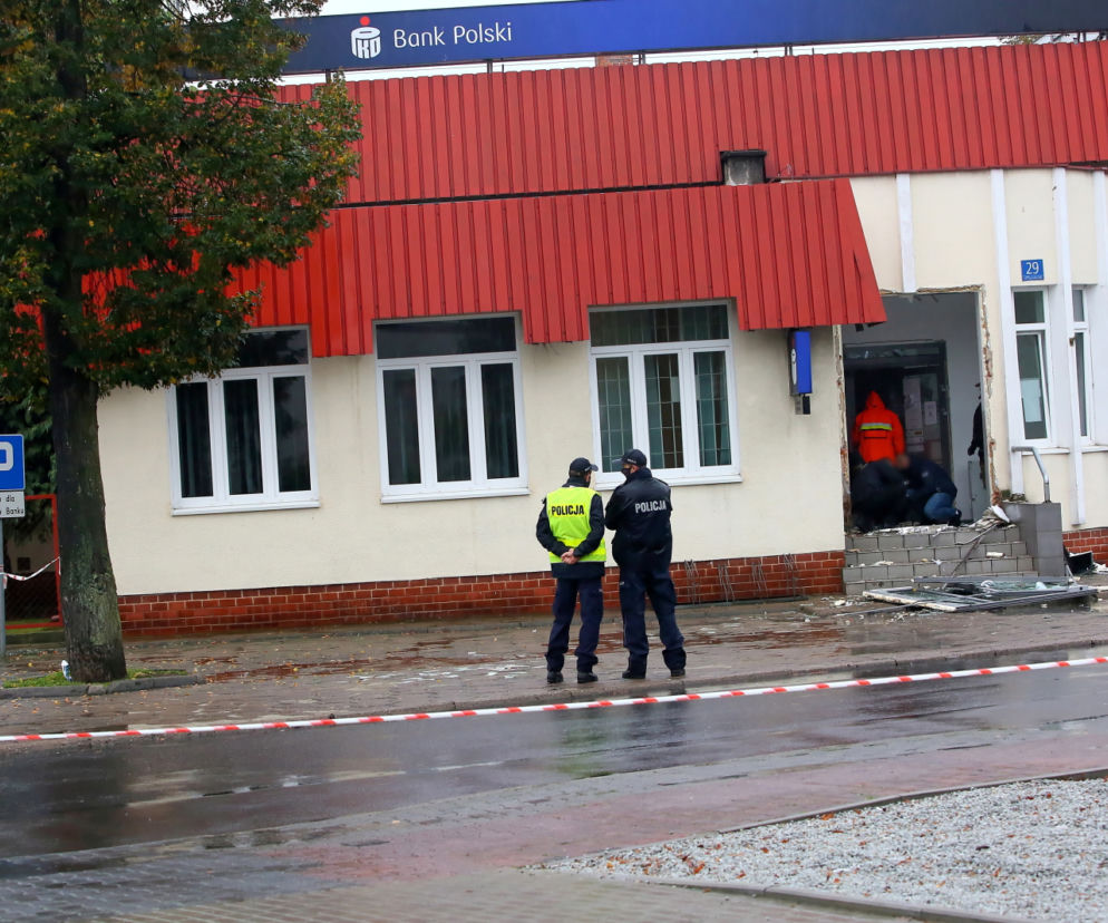 WYSADZILI bankomat i zgubili łup! Tysiące złotych na ulicy! Zrobili to pod nosem policji! [ZDJĘCIA]