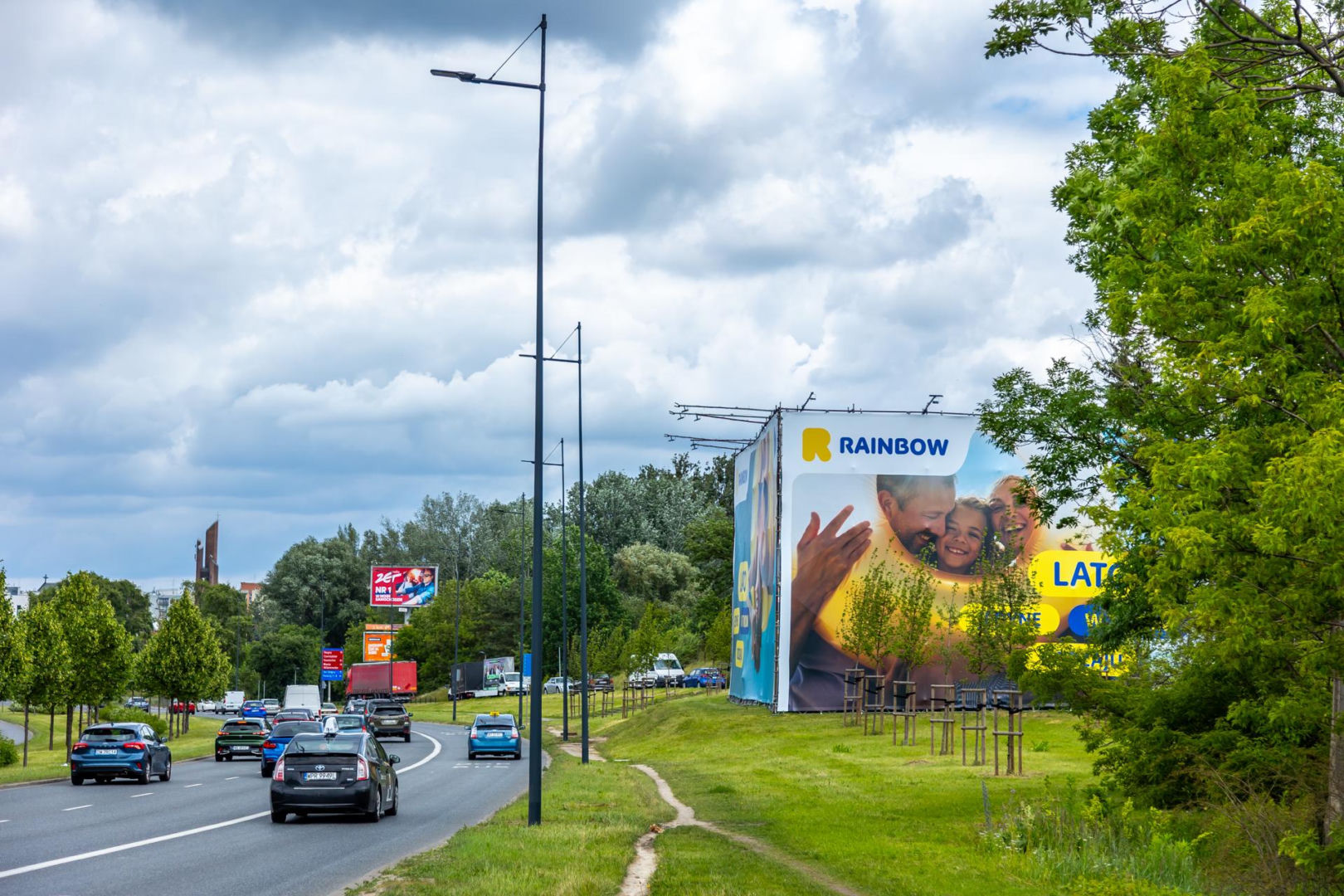 Otoczony reklamami dom przy Dolinie Służewieckiej w Warszawie