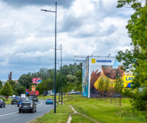 Otoczony reklamami dom przy Dolinie Służewieckiej w Warszawie