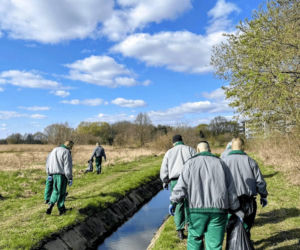 Osadzeni z siedleckiego Zakładu Karnego włączeni w akcję sprzątania terenów zielonych nad zalewem