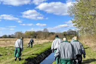 Osadzeni z siedleckiego Zakładu Karnego włączeni w akcję sprzątania terenów zielonych nad zalewem