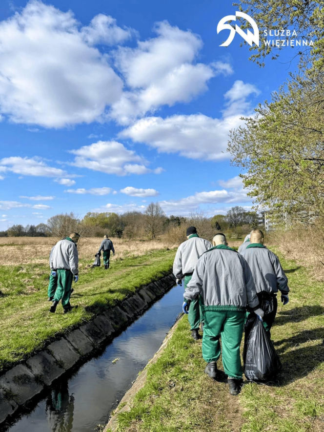 Osadzeni z siedleckiego Zakładu Karnego włączeni w akcję sprzątania terenów zielonych nad zalewem