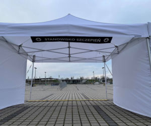 Największy w Polsce samochodowy punkt szczepień powstał na Stadionie Wrocław