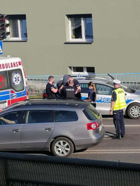 Szok! Na środku ulicy wymachiwał nożami. Policjanci byli bezradni!