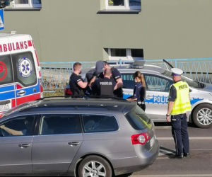 Szok! Na środku ulicy wymachiwał nożami. Policjanci byli bezradni!