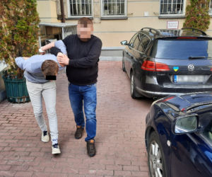Horror w taksówce. Chwycił kierowcę za włosy i przystawił mu nóż do gardła