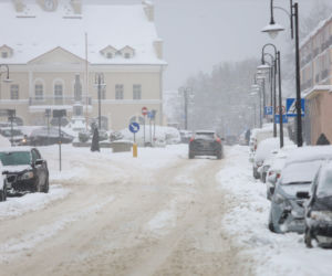 Ostróda w centrum śnieżycy. Burmistrz nocą ratował ludzi. Kierowcy nocowali w urzędzie