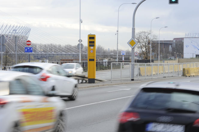 Fotoradar przy wjeździe do tunelu Wisłostrady