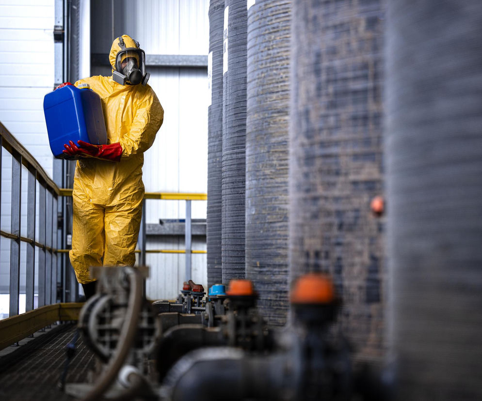 Zagrożenia biologiczne i chemiczne w halach przemysłowych. Rodzaje zagrożeń, ich źródła i środki ochrony pracowników